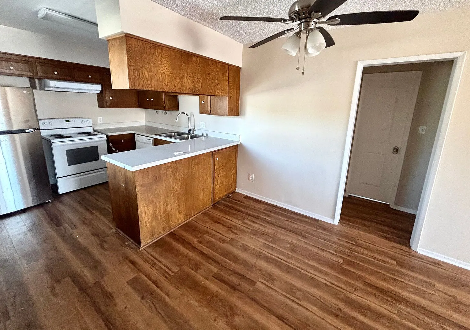 3570 Del Amo — Photo 2