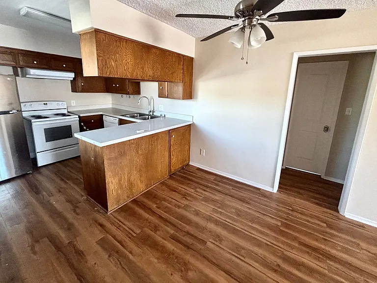 3570 Del Amo Blvd — Photo 2