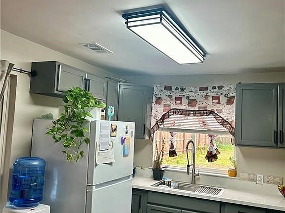 5th image of 913 W Santa Fe Ave