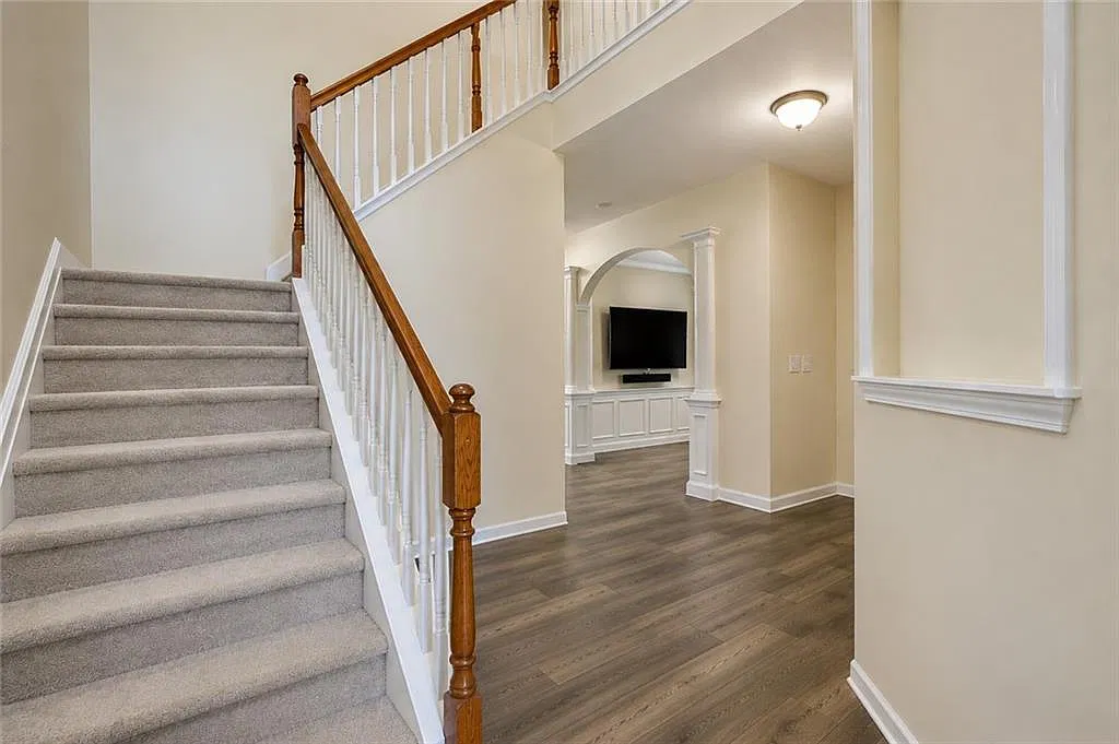 3 bed, 2.5 bath, 2443 sqft, $2,600 — Photo 4