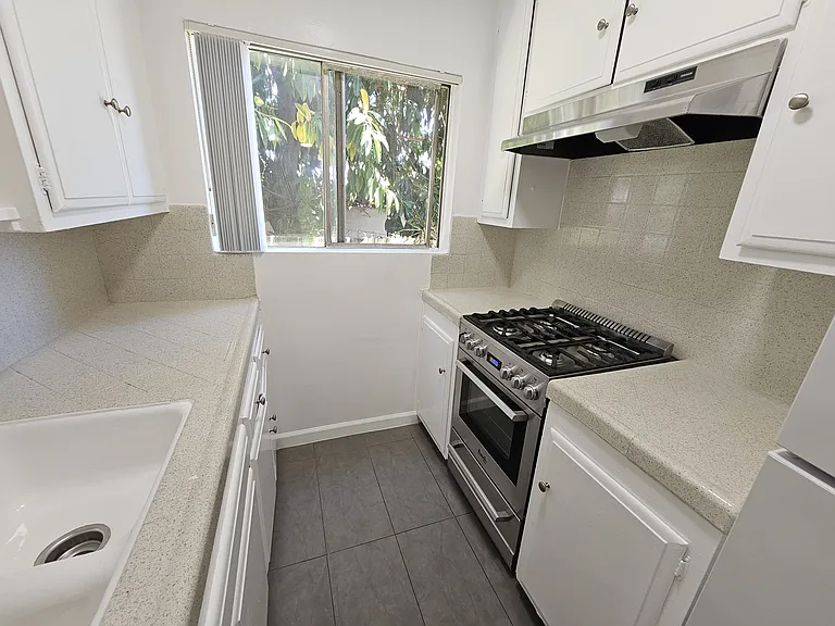 1202 N Fuller Ave #11 — Photo 5