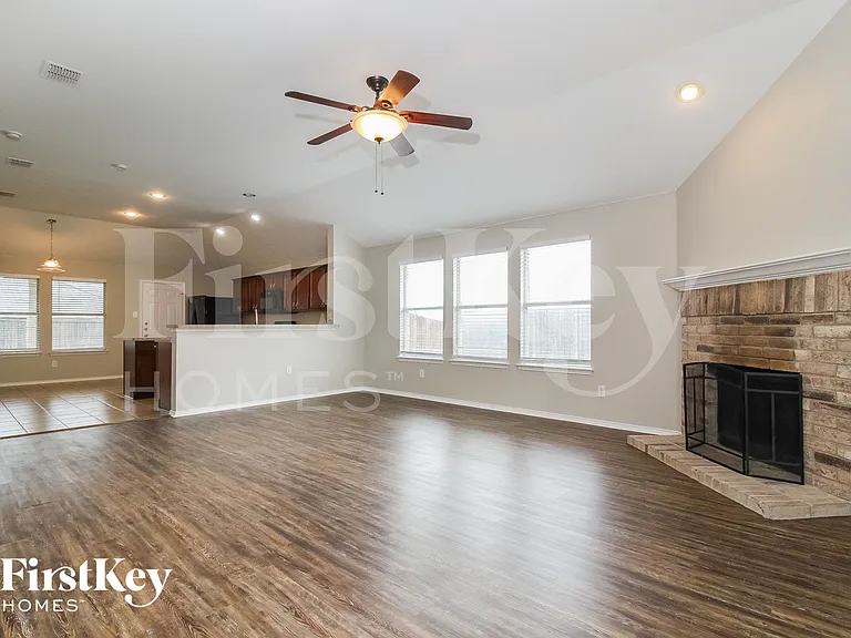 802 Hawthorne Rd — Photo 3