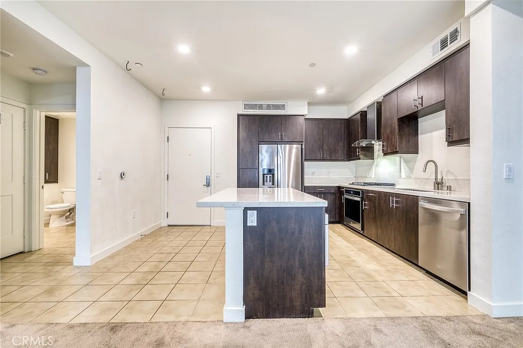 2 bed, 1088 sqft, $3,900 — Photo 2
