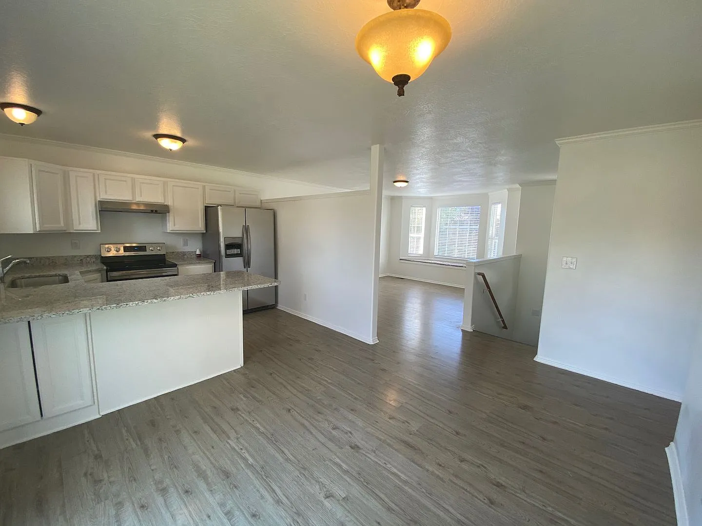 Beautiful 4 bedroom Home in Clinton — Photo 1