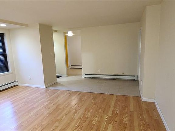 4th image of 161 Pearsall Dr APT Gld