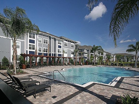 3rd image of 1325 Waterford Oak Dr APT 102