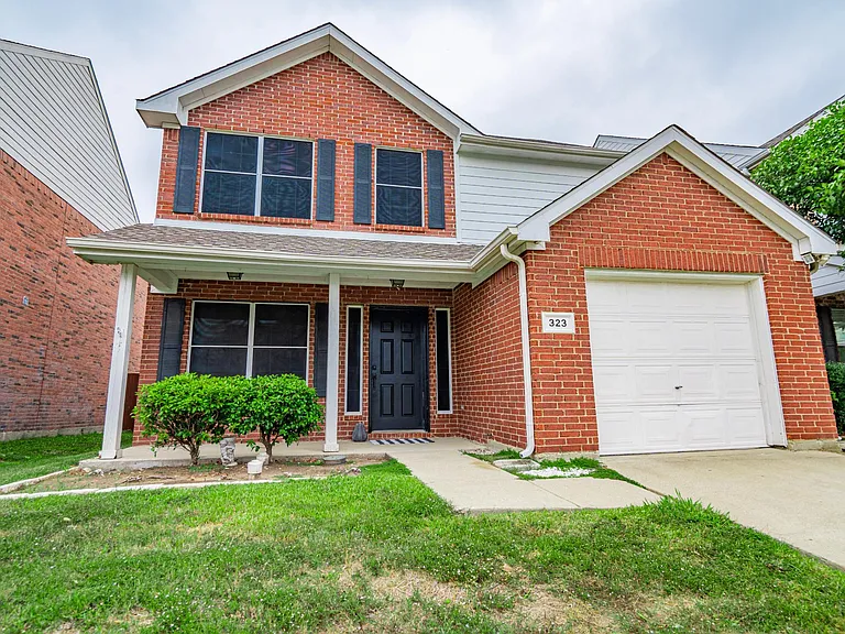 323 Celia Cir — Photo 1