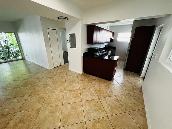 5th image of 950 Bay Dr APT 2