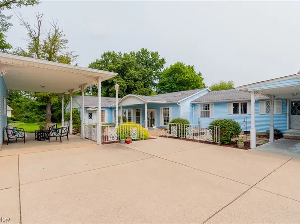 12 April Hill Dr, Grafton, OH 44044