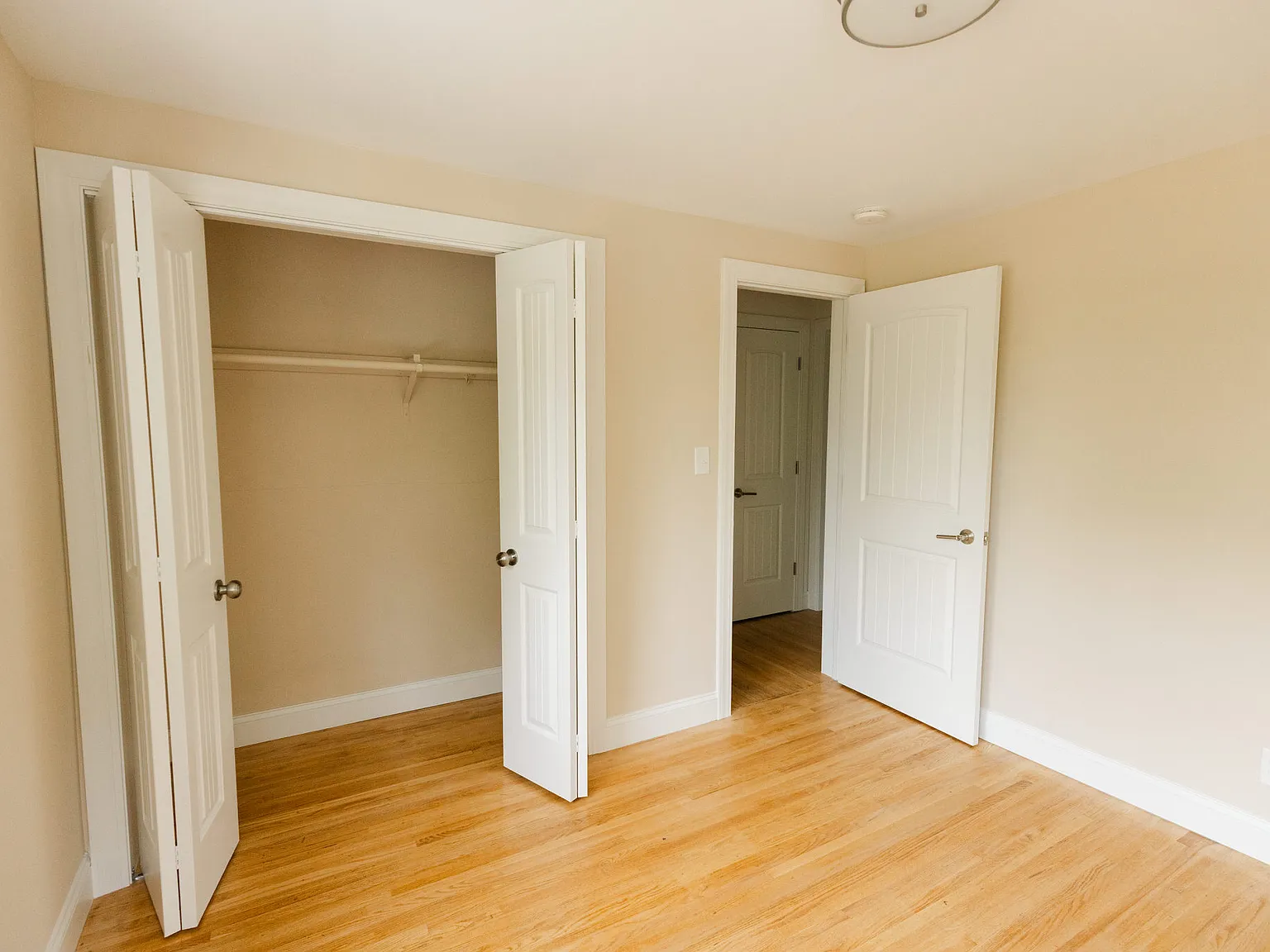 5 bed, 2450 sqft, $3,000 — Photo 4