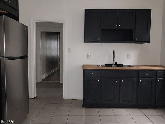 4th image of 267 Leslie St