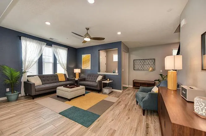1009 Dennington Pl — Photo 3