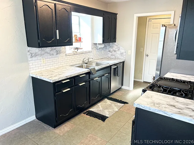 2229 W Quinton St — Photo 8