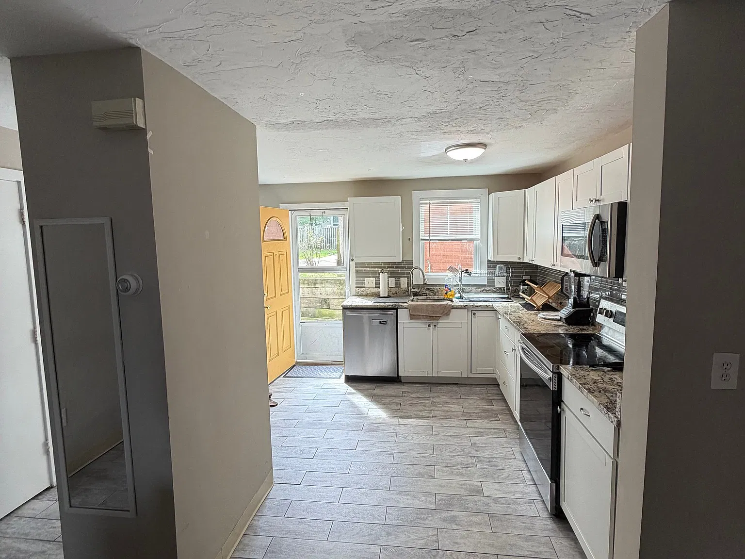 4 bed, 2.0 bath, $6,200 — Photo 2