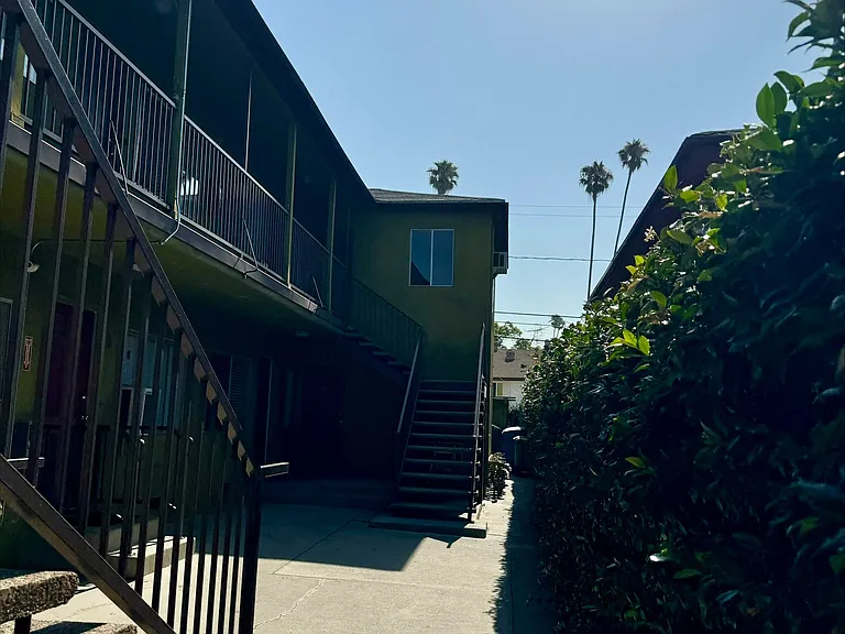1646 N Harvard Blvd — Photo 12