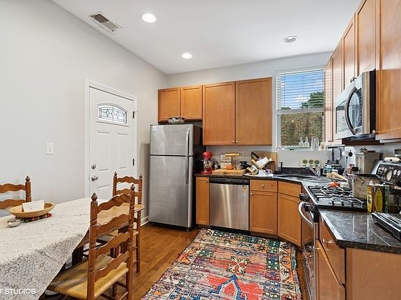 5th image of 6221 N Greenview Ave #2