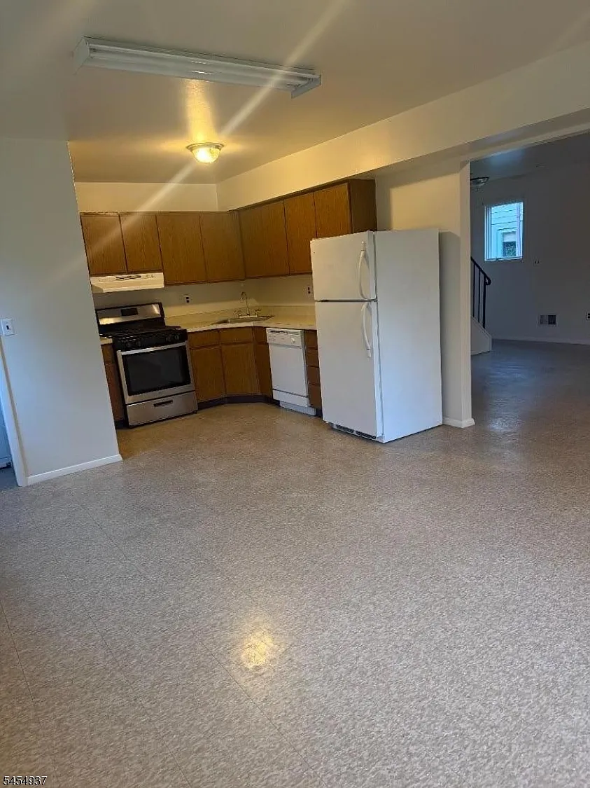 2 bed, 1.0 bath, $2,800 — Photo 4