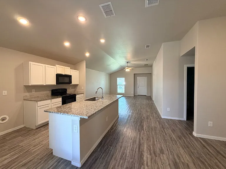 2120 N Texas Ave — Photo 8