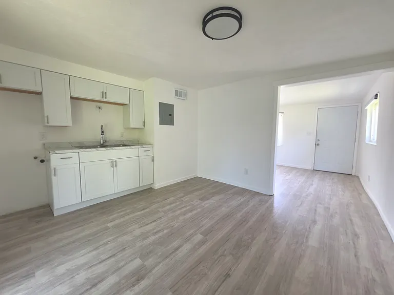 207 Roxana Ave #B — Photo 8