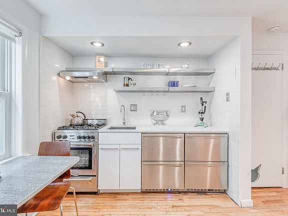 4th image of 1136R Waverly St #1