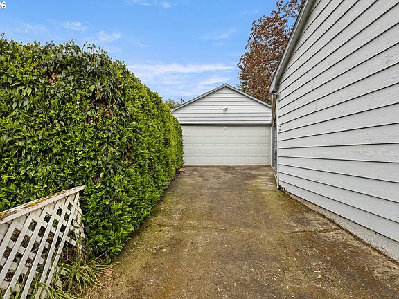 5th image of 1564 NW Almond Ave