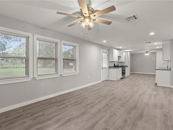 4th image of 215 River Oaks Dr