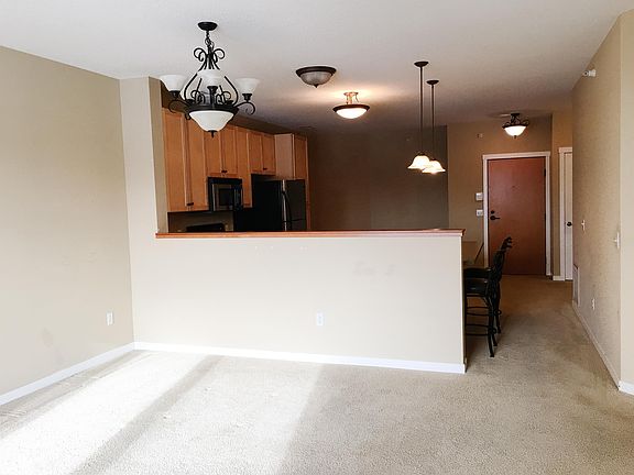 5th image of 1070 Grandview Ct NE APT 303
