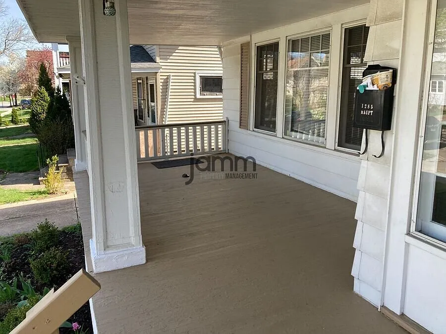 Spacious 2-Bedroom Lower Unit! — Photo 4