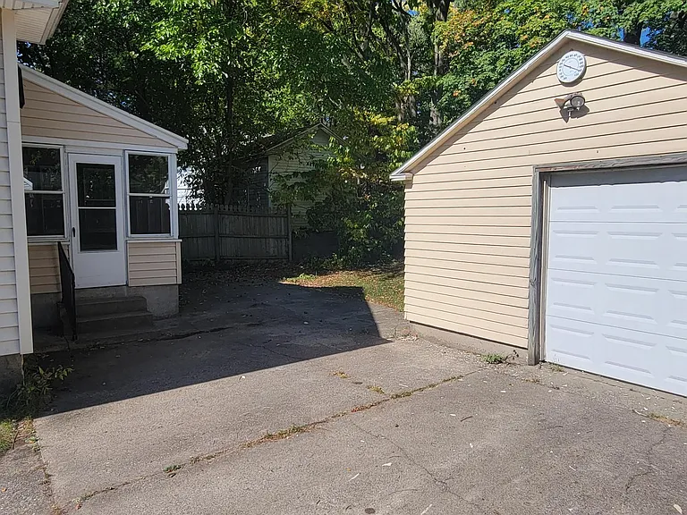 505 Graceland St NE — Photo 3