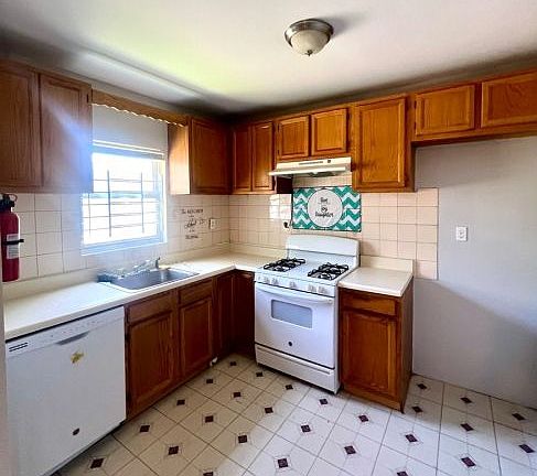 5th image of 422 Halsted St