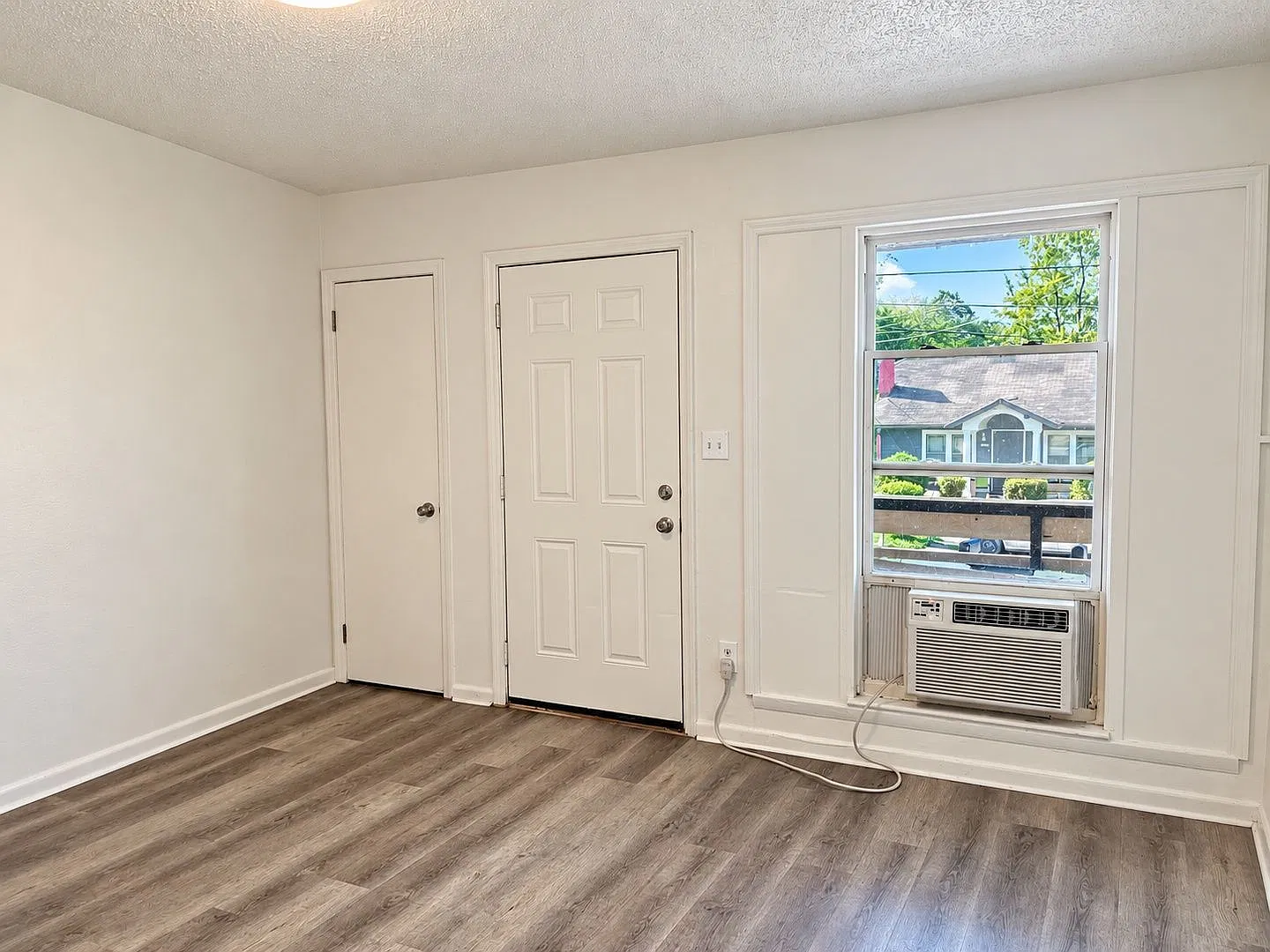 2 bed, 1.0 bath, $895 — Photo 2