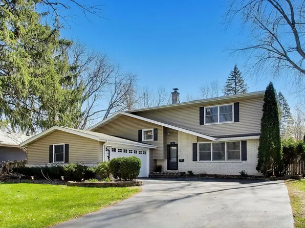 44 Swift Ln, Naperville, IL 60565