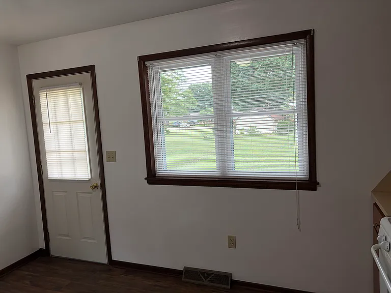 816 Looney St — Photo 6