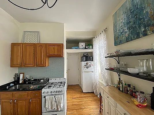 2nd image of 501 W 28th St APT 5