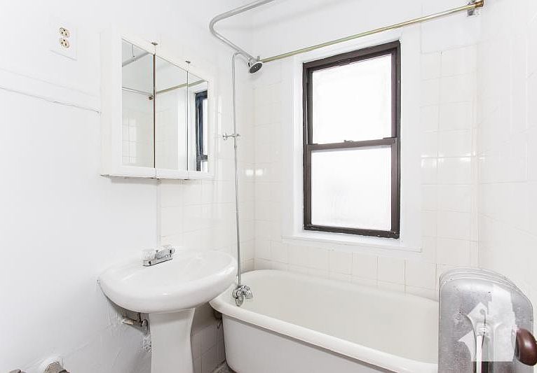 2nd image of 3310 N Spaulding Ave #1Y