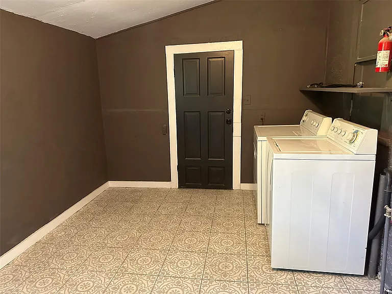 405 E College St — Photo 20