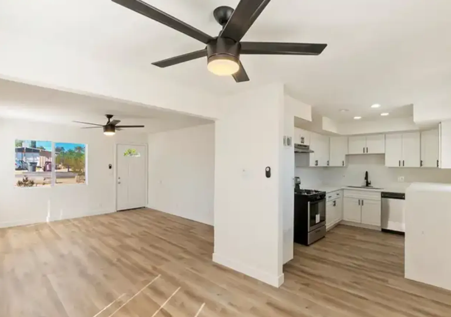 Stylish & Spacious: Newly Renovated 3 Bedroom Home with Large Backyard and Modern Amenities. — Photo 3
