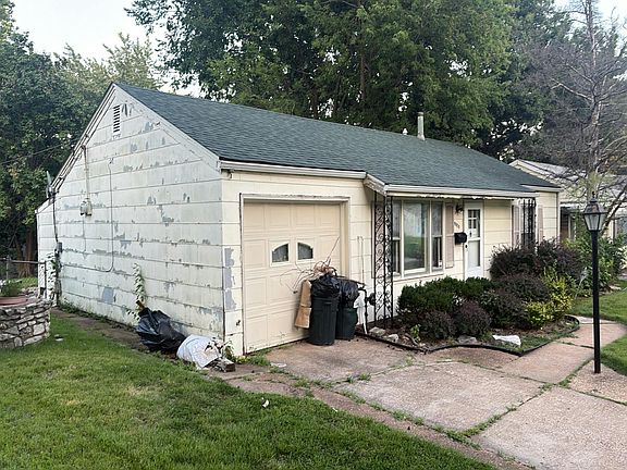 3rd image of 9870 Vickie Pl