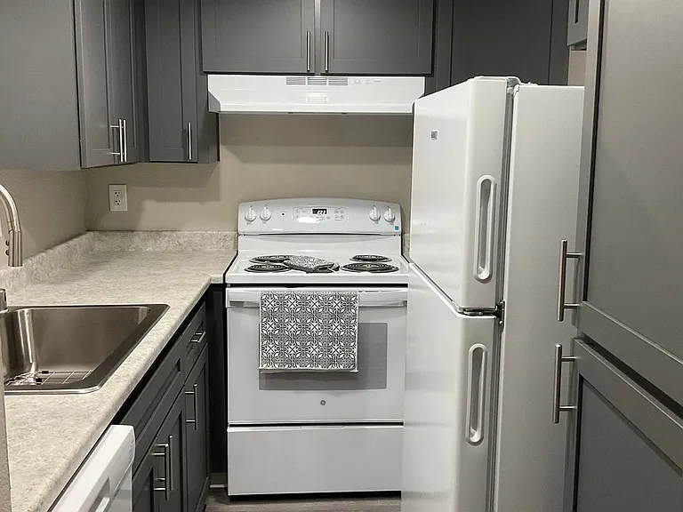 Burgundy House Apartments — Photo 6