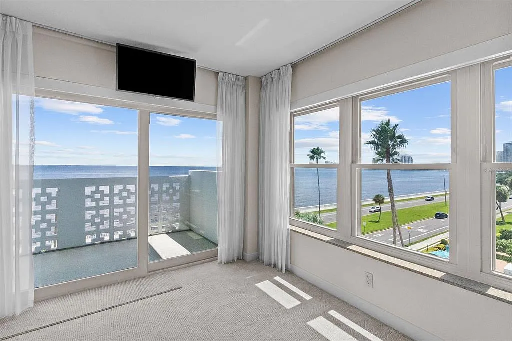 2 bed, 2.5 bath, 2208 sqft, $3,900 — Photo 2
