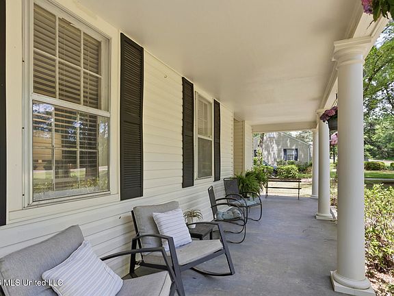 5th image of 404 Colonial Cir