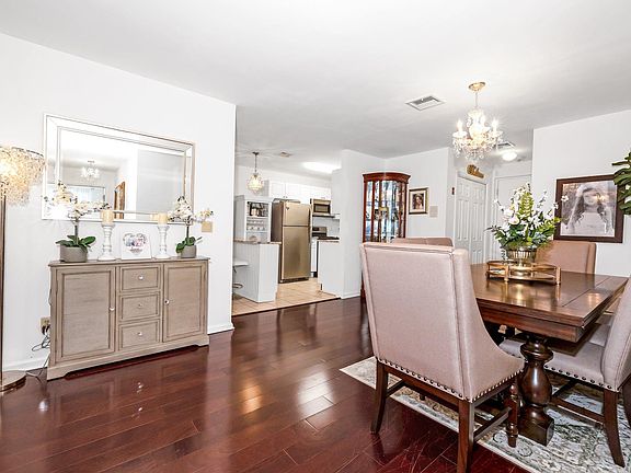 3rd image of 20 Whippoorwill Rd E APT 2B