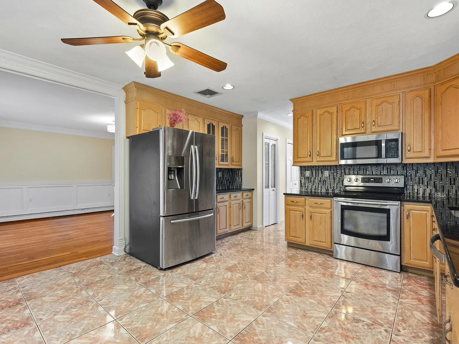 4 bed, 2.5 bath, 2805 sqft, $4,000 — Photo 2