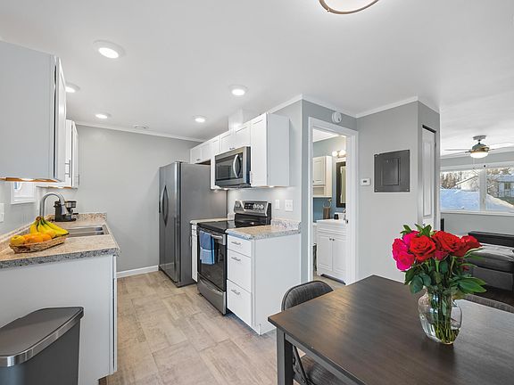 3rd image of 5004 Dartmouth Dr Unit 9