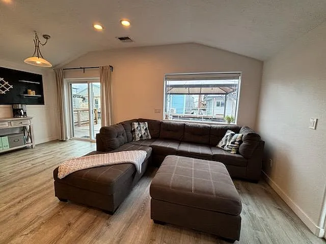 1829 N Jantzen Ave — Photo 12