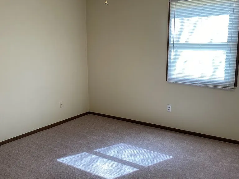 Willow Creek Apartments 1050 — Photo 7