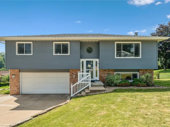 4185 Richland Dr NW, Cedar Rapids, IA 52405
