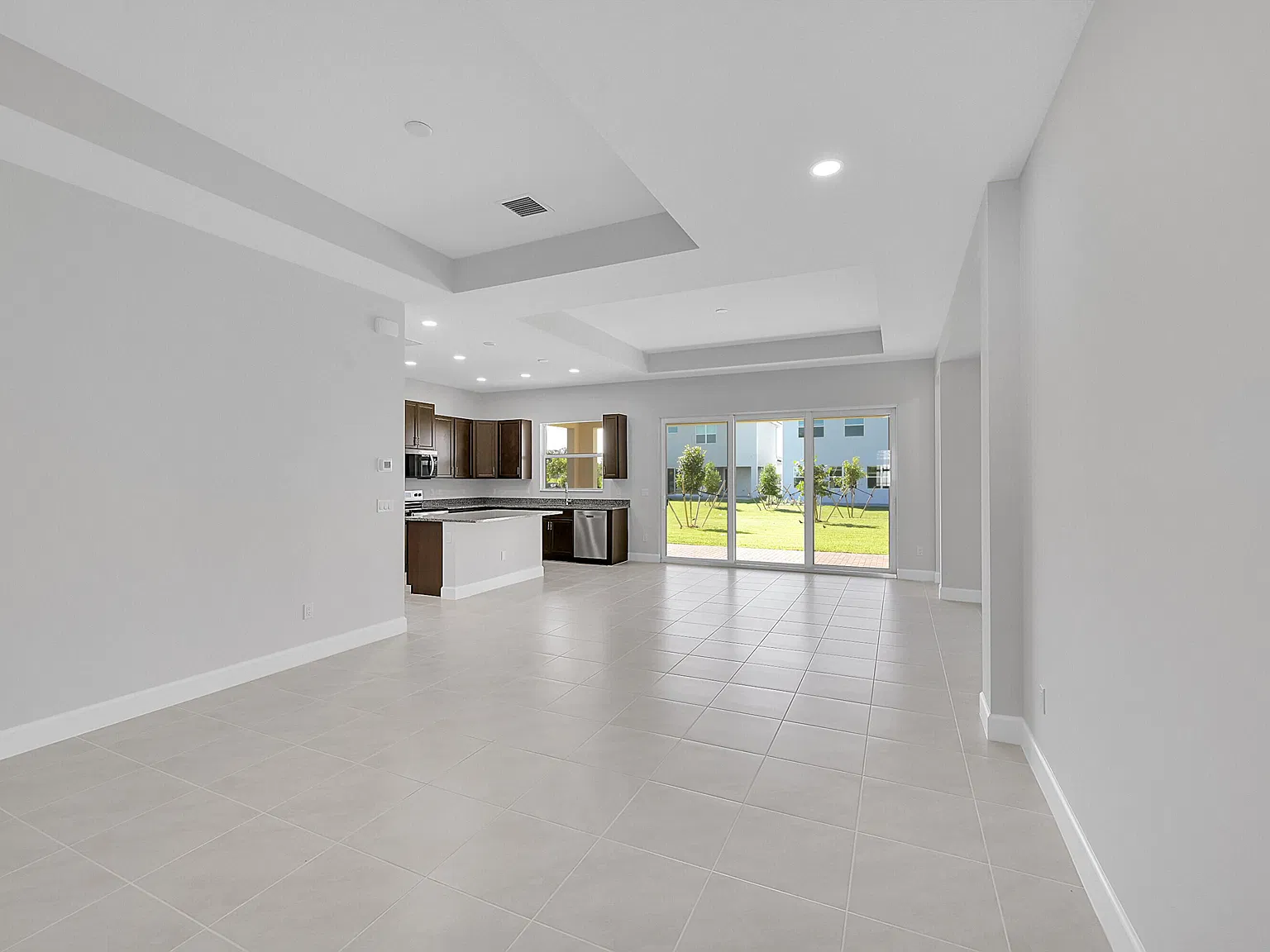 3 bed, 2.0 bath, 1800 sqft, $3,300 — Photo 2