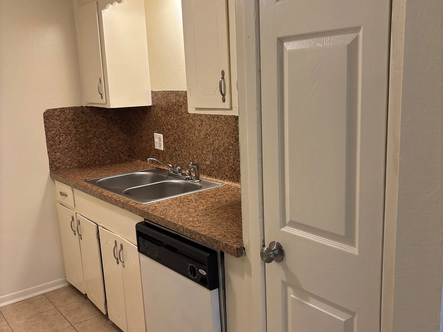 2 bed, 1.5 bath, 930 sqft, $1,020 — Photo 3