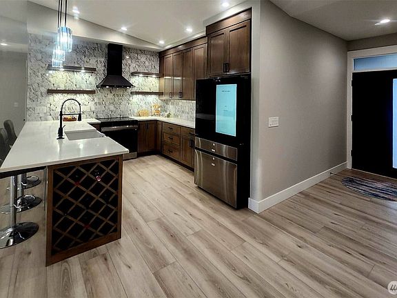 3rd image of 606 Huckleberry Court SE